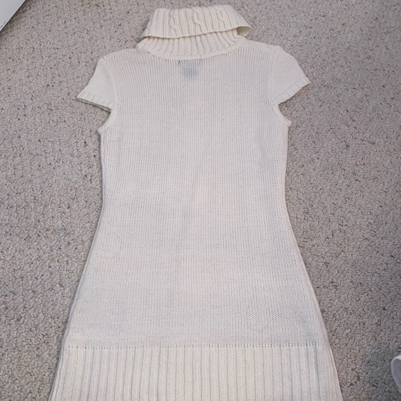 Sleeveless Turtleneck Sweater - Picture 3 of 5